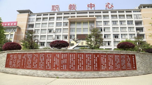初中畢業(yè)上什么學(xué)校（初中畢業(yè)上什么學(xué)?？梢援?dāng)老師）