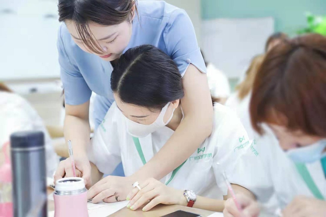 包含?？谀睦镉姓?guī)學美容學校的詞條