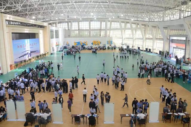 成都空乘職業(yè)技術(shù)學(xué)校(成都航空職業(yè)技術(shù)學(xué)?？粘朔?jǐn)?shù))
