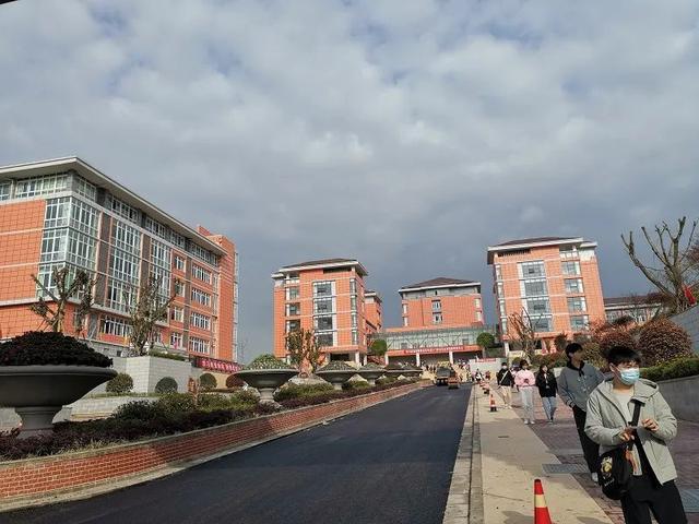 達州技工學(xué)校在哪里(達州電大學(xué)校在哪里)